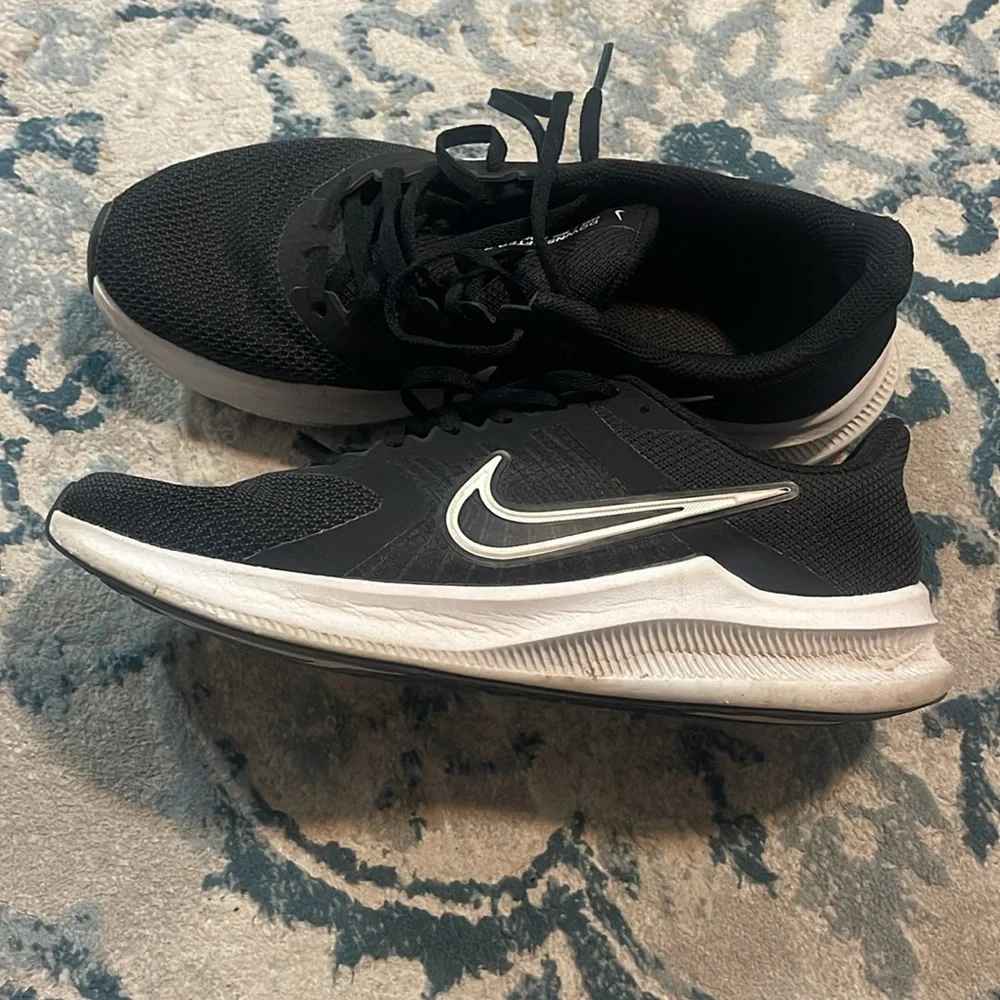 Nike sleek black